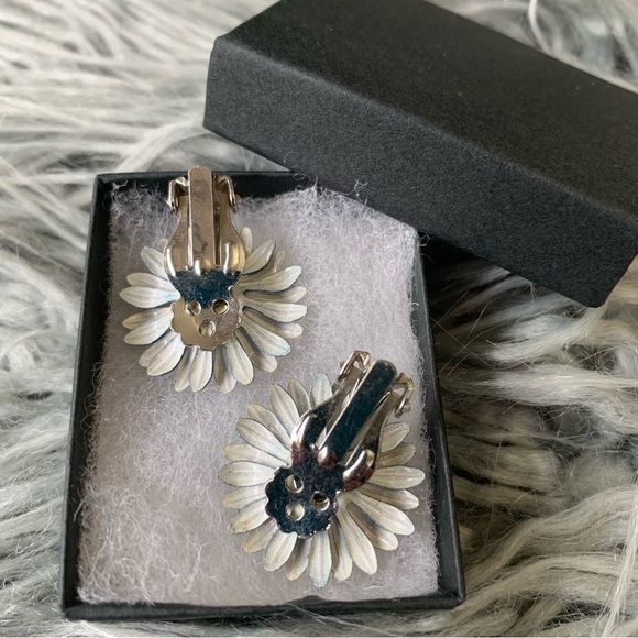 Vintage Retro Daisy Flower Clip on Earrings - Picture 3 of 6